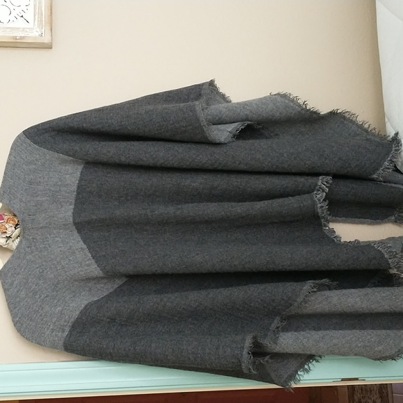New! Open arm poncho or shoulder wrap, blanket scarf, gray, OSFM, soft - Picture 3 of 5